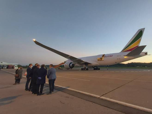 У Бањалуку слетео авион са медицинском опремом из Кине